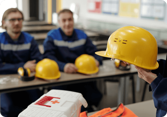 SChulung mit Arbeitshelm