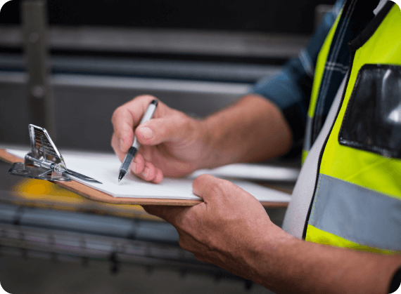 Ein Mann macht Notizen zur Arbeitssicherheit