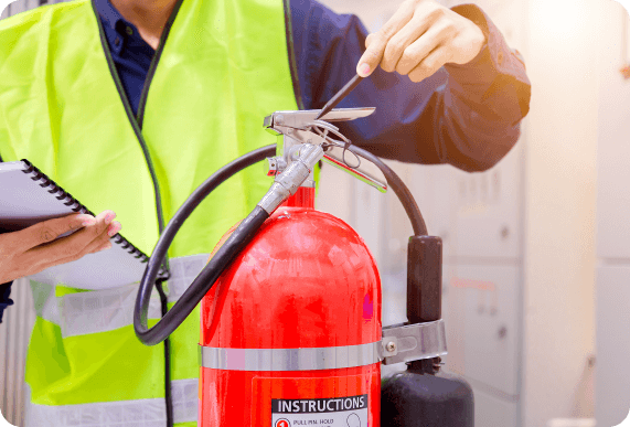 Mann prüft Feuerlöscher